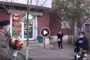Asistenta din Galaţi hărţuită de vecini, aşteptată cu flori de militari VIDEO