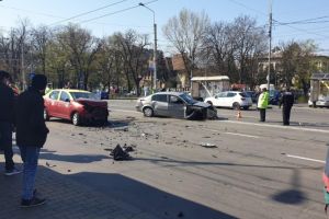 Accident pe Bulevardul Castanilor, la rondul 1. Doua masini s-au facut zob