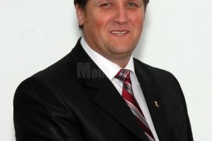 Primarul din Mitocu Dragomirnei şi încă doi voluntari le asigură alimente celor cu nevoi ...