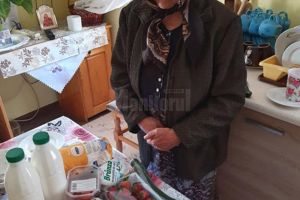 Pe timp de pandemie, voluntarii câmpulungeni merg de două ori pe săptămână cu mâncare la ...