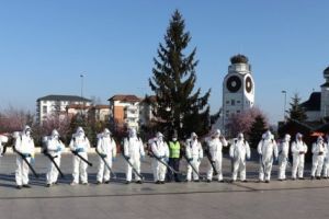 ZECI DE ANGAJAŢI AU ÎNCEPUT DEZINFECŢIA LA MIOVENI