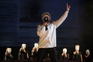 Sfârşitul primei săptămâni din aprilie aduce iubitorilor de teatru două spectacole de excepţie: „Scene dintr-o căsnicie” şi „Prometeu Înlănţuit”