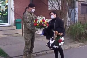 Hărţuită de vecini, o asistentă din România, care lucrează cu pacienţi COVID-19, a fost întâmpinată de militari cu aplauze şi flori (VIDEO)