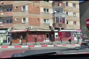 VIDEO A ieşit soarele, au ieşit şi sibienii afară – Plin de bătrâni pe Mihai Viteazu
