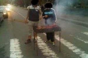 De-a rasu’ plansu’ / Gratar in mijlocul strazii pe o strada din Braila, in plina pandemie