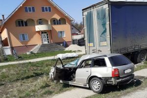 Accident la Dumitra: Maşină răsturnată, două persoane transportate la spital