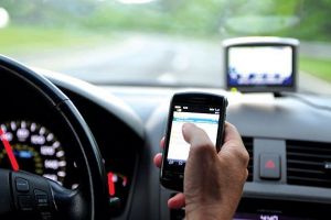 Șoferii pot să vorbească la telefon în mers cu o singură condiţie – Legea a fost promulgată