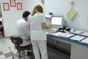 Toţi medicii de familie din judeţ efectuează consultaţii. Cazurile simple, rezolvate de la distanţă