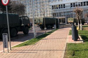 Armata a început dezinfecţia în Suceava. Primul obiectiv: curtea Spitalului Judeţean
