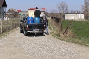 Preoţii din Cornu Luncii au stropit cu agheasmă drumurile şi spaţiile publice din toată comuna