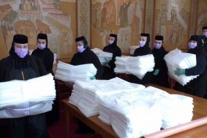 Măicuţele de la Mitropolia Banatului confecţionează cearşafuri şi prosoape pentru spitalele din Timiş în plină pandemie
