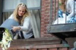 Criza COVID-19 bagă lenea în cetăţeni! La Moldova Nouă, gunoiul se aruncă de pe geam, iar coşurile stradale sunt pline cu pamperşi