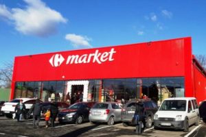 Coronavirus? Unii n-au auzit de asa ceva. O vanzatoare din Carrefour Baicoi, surprinsa in timp ce-si lingea degetele
