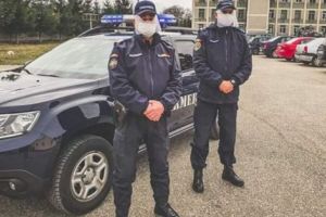 Măşti de protecţie donate jandarmilor şi poliţiştilor argeşeni