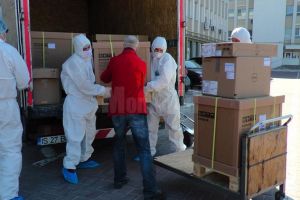 Cele două echipamente principale pentru o linie de testare COVID-19, donate de Arhiepiscopia ...