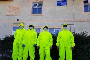 Preoţii din Cornu Luncii au stropit cu agheasmă drumurile şi spaţiile din toată comuna