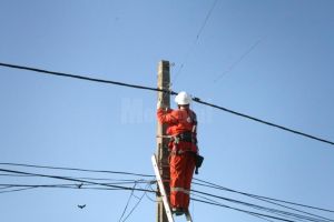 Angajaţii companiilor de distribuţie a energiei electrice şi a gazelor naturale, dotaţi cu ...