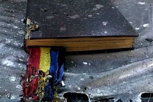 FOTO Ca prin minune! Biblia şi tricolorul au rămas intacte într-un incendiu care a făcut scrum totul în jur