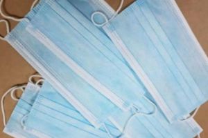 Asistent medical prins la furat de măşti chirurgicale si dezinfectanţi
