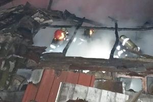 FOTO: Anexă distrusă de flăcări la Goleşti