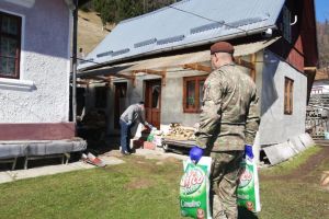 Alimente şi produse de igienă, distribuite sâmbătă de militari oamenilor nevoiaşi din ...