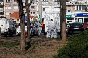 A început operaţiunea de dezinfecţie a trotuarelor din Timişoara. Robu promite că se va spăla fiecare stradă