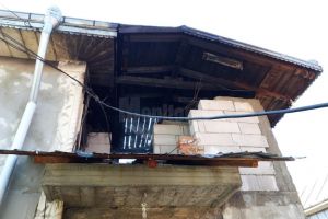 Un incendiu a afectat acoperişul unei case din localitatea Valea Bourei