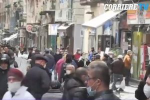 FOTO Mii de italieni au ieşit la plimbare în Napoli, deşi e interzis