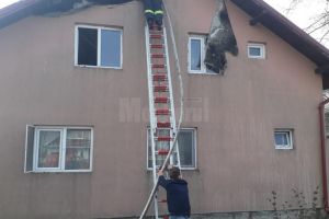 Incendiu sâmbătă dimineaţă la acoperişul unei case din Roşcani