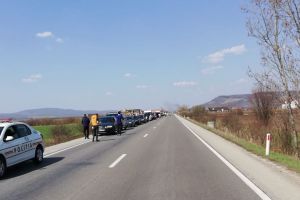 Se întorc acasă şi cei din Anglia. Peste 20 de maşini tranzitează judeţul în convoi