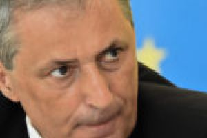 Ordonanţa Militară 7: Zboruri suspendate şi restricţii în cazul transportului rutier internaţional! Vela, către românii din diaspora: „Rămâneţi în ţările în care locuiţi”