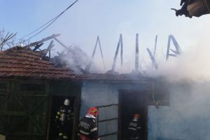 FOTO. Incendiu violent în Negreşti-Oaş. Intervenţie de urgenţă a pompierilor