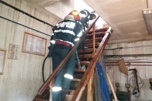 FOTO. Sediul unei firme din Satu Mare, cuprins de flăcări