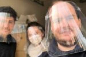 200 de viziere, confecţionate în două zile de studenţii de la Universitatea de Medicină din Timişoara