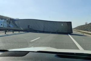 FOTO, VIDEO| Accident pe autostrada A3 Turda-Gilău: Un autotren s-a răsturnat pe partea carosabilă