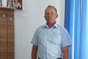 ÎN PAS CU VREMURILE: Primar prins luând şpaga echipat cu mască şi mănuşi de protecţie