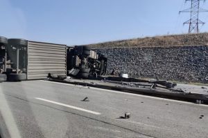 ULTIMA ORĂ: TIR răsturnat pe autostrada A3 Turda-Gilău FOTO