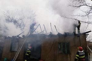 Incendiu la o gospodărie din Coteşti | Flăcările au distrus o anexă şi mai multe bunuri