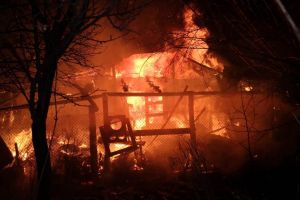 ACUM: Incendiu de amploare la o locuinţă din Gologanu