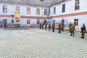 FOTO| Ziua NATO celebrată în format restrâns la sediul Batalionului 136 Geniu ”Apulum” din Alba Iulia. Drapelul Naţional al României şi Drapelul Alianţei Nord-Atlantice au fost înălţate pe catarg