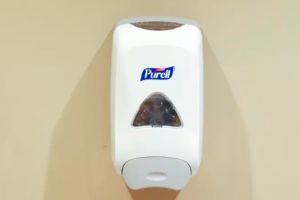 Robu invocă procedurile consumatoare de timp şi îi îndeamnă pe timişoreni să îşi monteze dozatoare de dezinfectant în scările de bloc