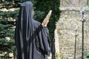 Un călugăr este acuzat de agresiune sexuală de un tânăr aflat în carantină la Mănăstirea Neamţ