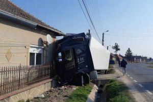 FOTO. Accident în judeţ. Un TIR s-a oprit într-o casă