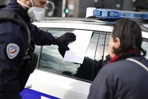 Cetatenii francezii fac denunturi  impotriva vecinilor care nu respecta restrictiile. O femeie si-a turnat sotul la Politie, acesta plecase la amanta