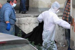 Descoperire macabră! Bărbat găsit spânzurat, printre blocuri. Locuia de două săptămâni cu soacra sa