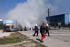 Incendiu lângă fabricile fraţilor Micula: Un magazin de pe proprietatea companiei a fost făcut scrum (VIDEO)