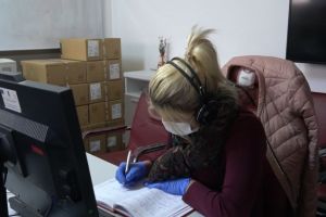 Operatorii call-centerului Primăriei, vocile care îi ajută pe braşoveni să treacă mai uşor peste această perioadă