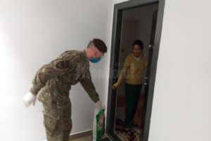 Pachete cu produse alimentare şi de igienă, distribuite de Armata Română nevoiaşilor din ...