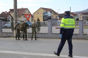 Militarii, trimişi în punctele cheie din judeţ, la intrări şi în zonele cu focare