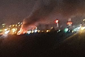 Incendiu violent la o firmă de pe strada Borşului din Oradea: 4 autotractoare au ars în totalitate